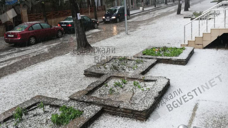 Гръмотевична буря се изви над Кърджали, градът побеля от градушка