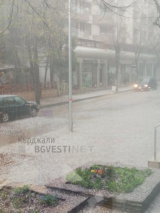 Гръмотевична буря се изви над Кърджали, градът побеля от градушка