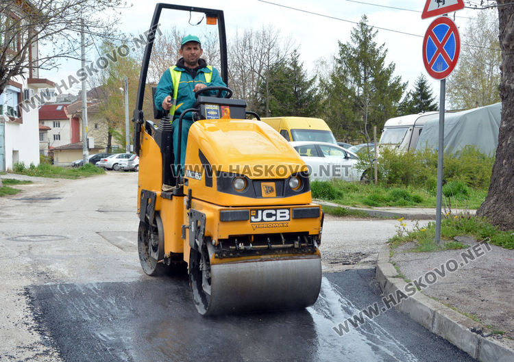 Следзимни кърпежи на дупките по малките улички в града