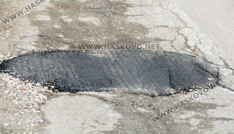 Следзимни кърпежи на дупките по малките улички в града