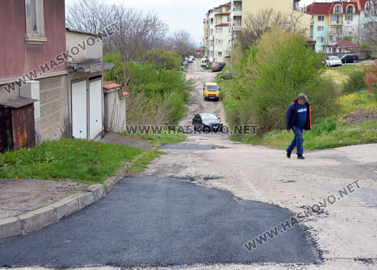 Следзимни кърпежи на дупките по малките улички в града