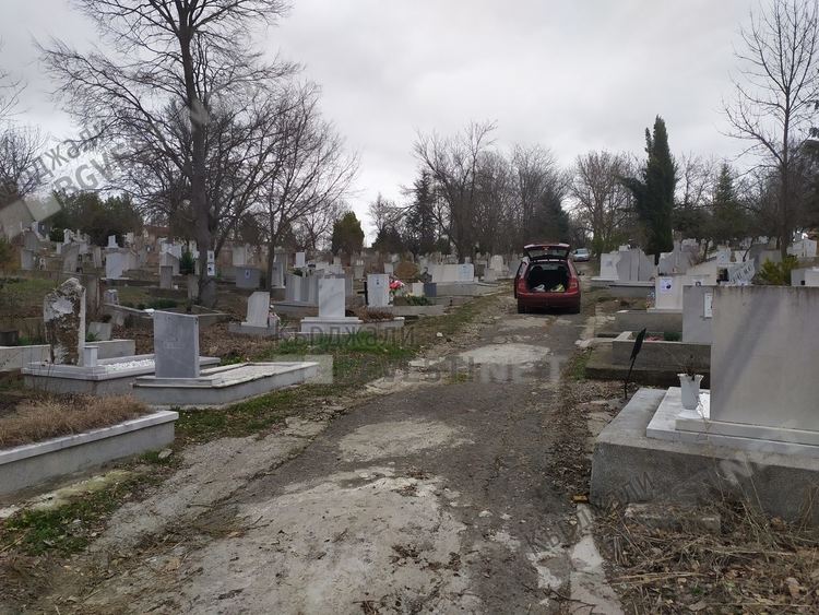 Община Момчилград почиства християнските гробища преди Лазаровден