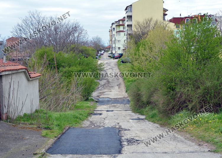 Следзимни кърпежи на дупките по малките улички в града