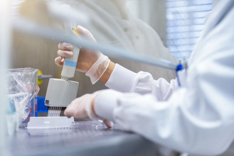 Първо изследване на имунната реакция на ваксините на Пфайзер/Бионтех и АстраЗенека при възрастни