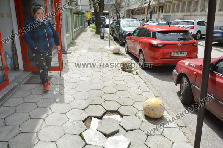 Читателка: Пешеходци се препъват в разбити плочки в центъра на Хасково