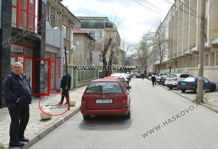 Читателка: Пешеходци се препъват в разбити плочки в центъра на Хасково