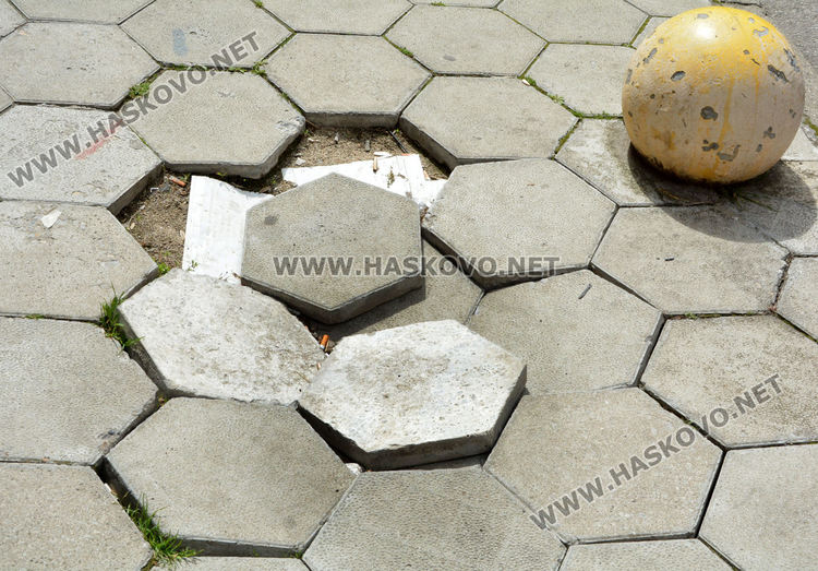 Читателка: Пешеходци се препъват в разбити плочки в центъра на Хасково