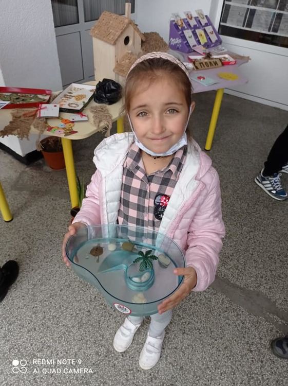 Дворът на ОУ "Юрий Гагарин" се изпълни с домашни любимци и цветя