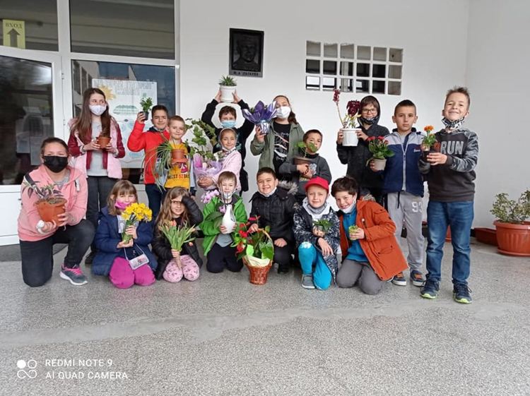 Дворът на ОУ "Юрий Гагарин" се изпълни с домашни любимци и цветя