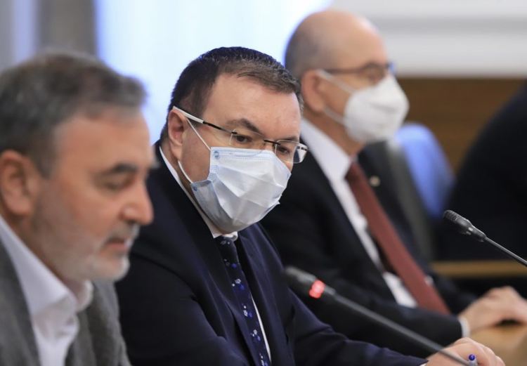 Справяме се и с третата вълна, отчитат здравните власти (на живо)