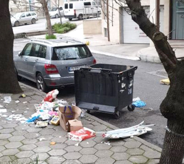 Читателка: Мъж разсипва боклук от контейнер в центъра на Хасково