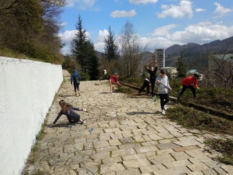 За пример!Младежи и театрали чистят доброволно Смолян