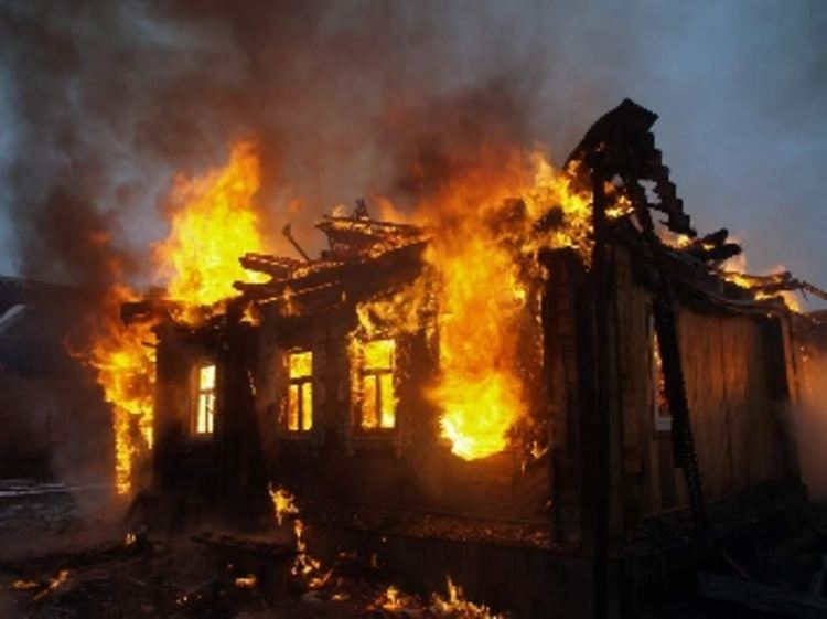 Пожар унищожи покривна конструкция и имущество на 65-годишен мъж в Мадан