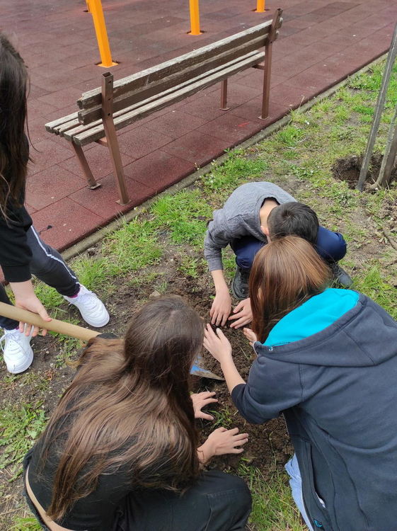 Въпроси към идните поколения заровиха в капсула на времето шестокласници от ПМГ "Иван Вазов"