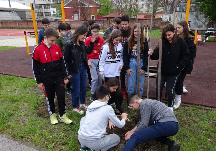 Въпроси към идните поколения заровиха в капсула на времето шестокласници от ПМГ "Иван Вазов"