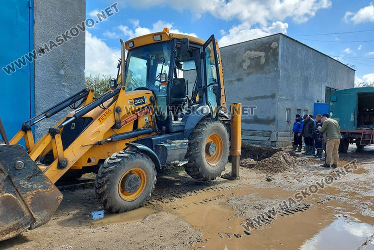 Повече от половин денонощие ВиК работи по отстраняване на аварията в ПС „Ябълково“