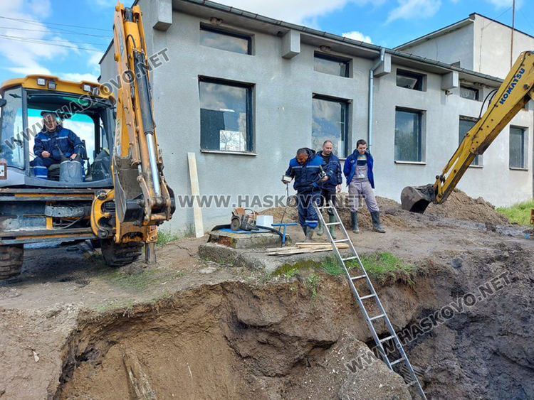 Повече от половин денонощие ВиК работи по отстраняване на аварията в ПС „Ябълково“