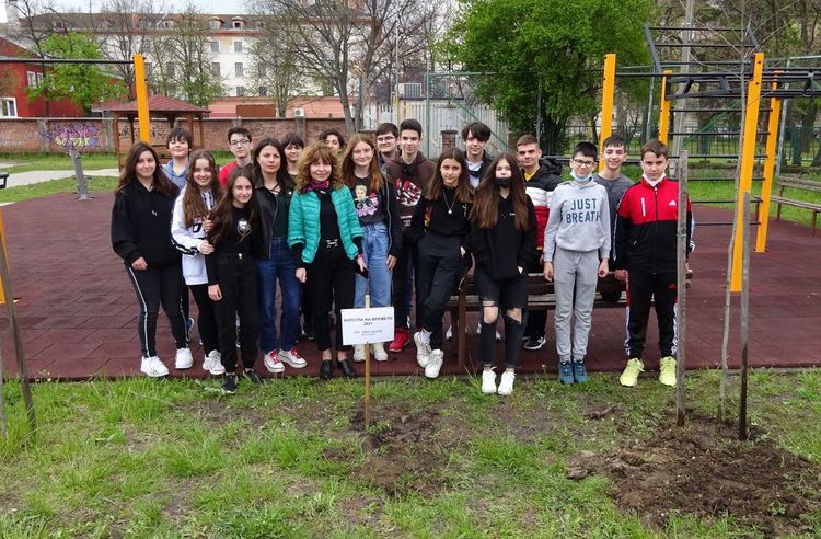 Въпроси към идните поколения заровиха в капсула на времето шестокласници от ПМГ "Иван Вазов"