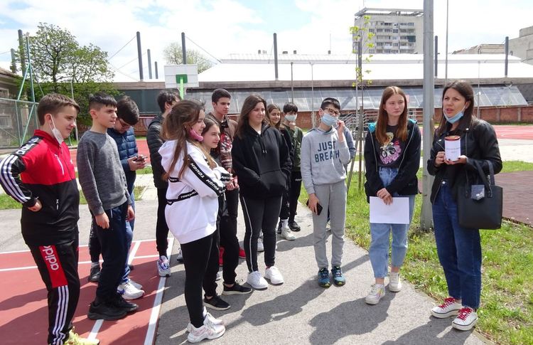 Въпроси към идните поколения заровиха в капсула на времето шестокласници от ПМГ "Иван Вазов"