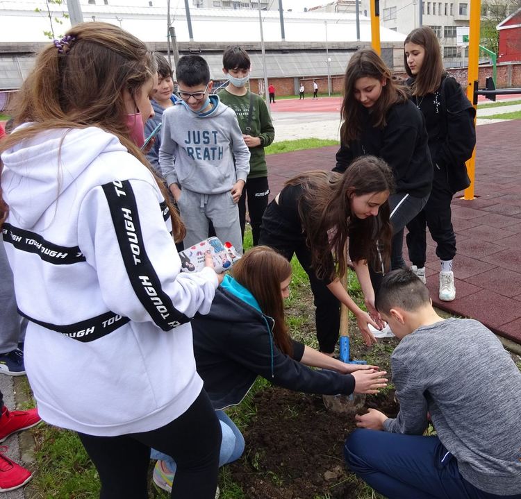 Въпроси към идните поколения заровиха в капсула на времето шестокласници от ПМГ "Иван Вазов"