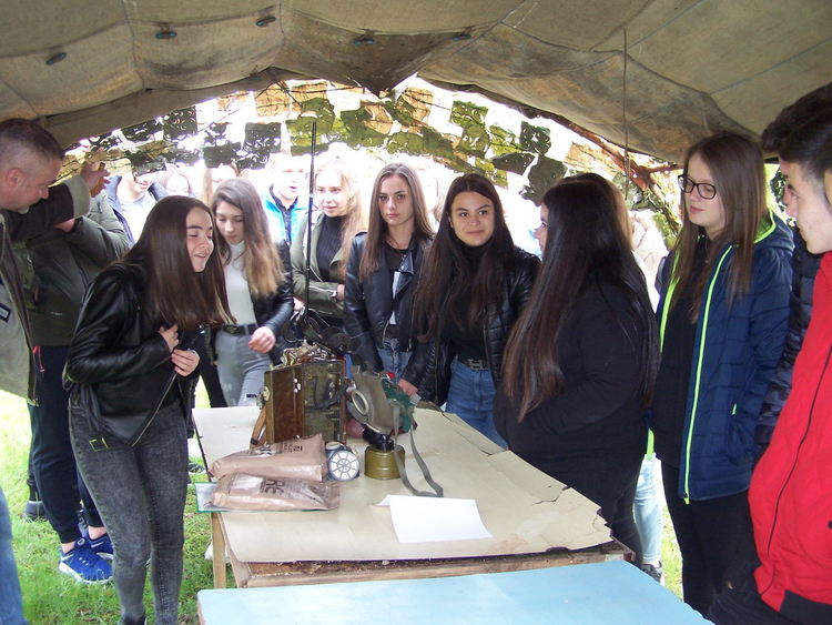 Обучават средношколци във военния център в Широко поле, наградиха отличилите се