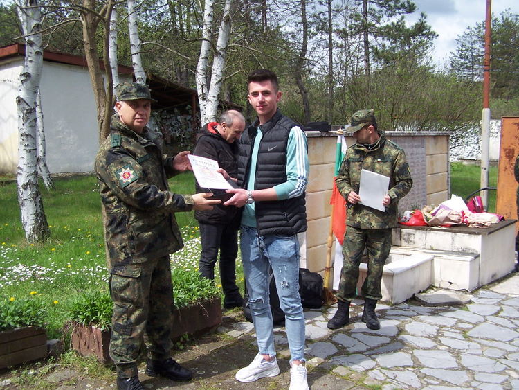 Обучават средношколци във военния център в Широко поле, наградиха отличилите се