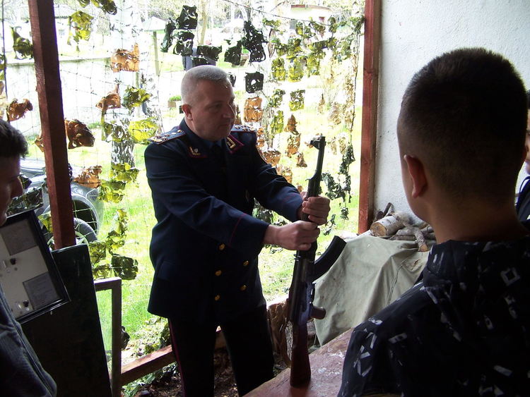 Обучават средношколци във военния център в Широко поле, наградиха отличилите се