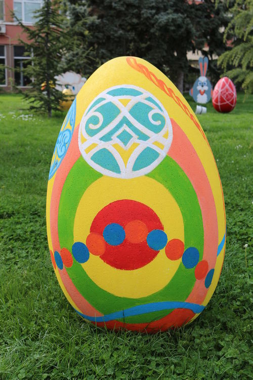 Центърът на Любимец отново с великденска украса 