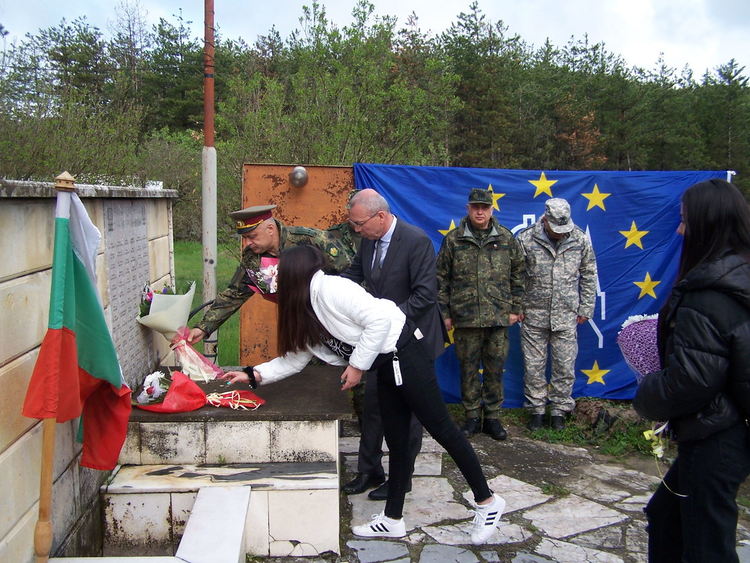 Обучават средношколци във военния център в Широко поле, наградиха отличилите се