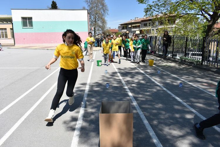 Учениците от ОУ "Ангел Кънчев" с екоакция по повод Деня на земята (снимки)