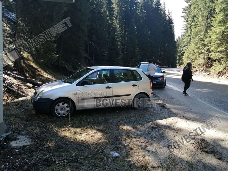 Три коли се удариха на Пампорово, пътят поледен и неопесъчен