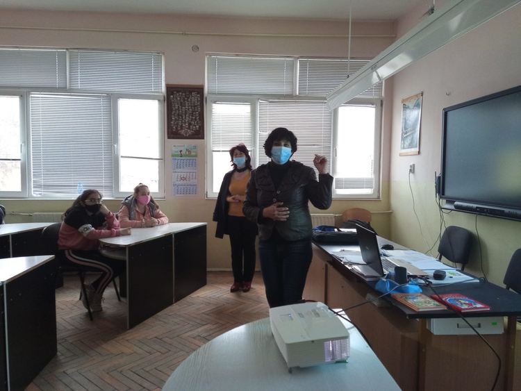 Поетесата Величка Петкова гостува на ученици в ОУ "Юрий Гагарин"