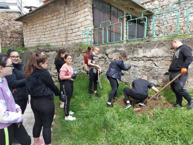 Над 200 ученици и учители от община Баните чистиха и садиха дръвчета