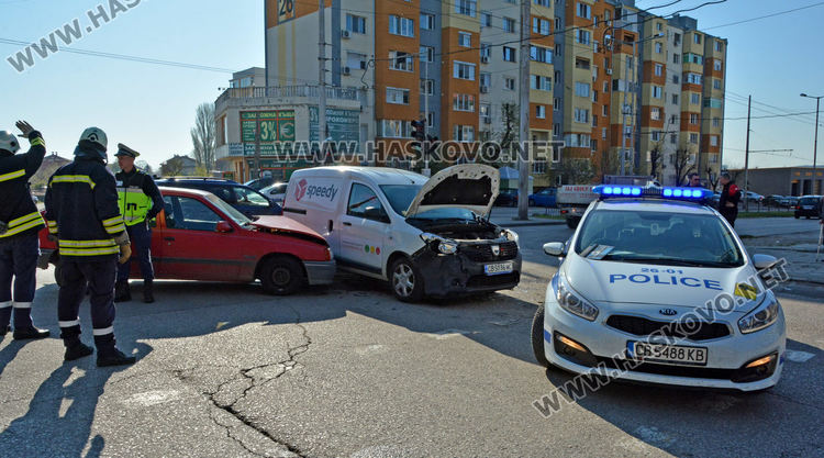 Водач на Опел пострада при катастрофа с автомобил на куриерска фирма