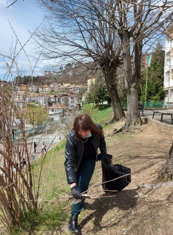 Над 200 ученици и учители от община Баните чистиха и садиха дръвчета
