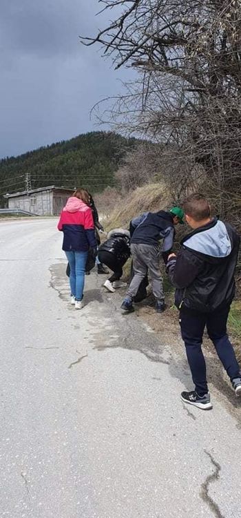 Децата на Момчиловци в акция за почистване по повод Деня на Земята