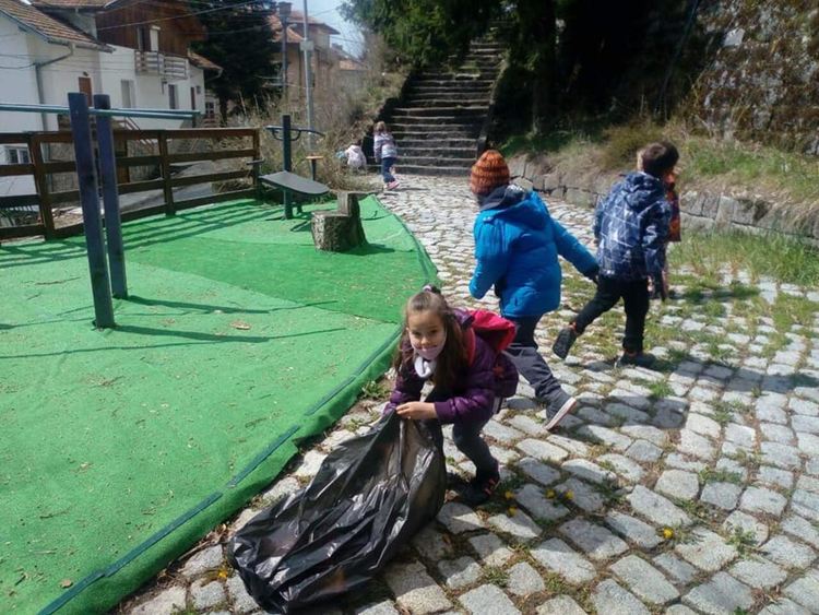 Децата на Момчиловци в акция за почистване по повод Деня на Земята