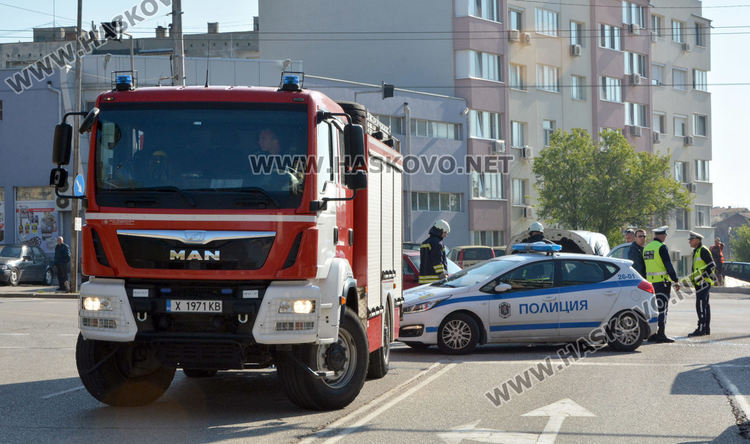 Водач на Опел пострада при катастрофа с автомобил на куриерска фирма