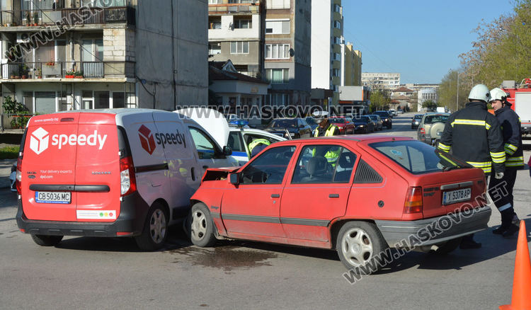 Водач на Опел пострада при катастрофа с автомобил на куриерска фирма