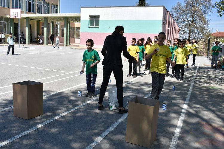 Учениците от ОУ "Ангел Кънчев" с екоакция по повод Деня на земята (снимки)