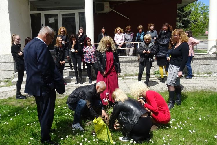 Магистрати и служители на Районен съд-Кърджали засадиха дръвчета в Деня на Земята