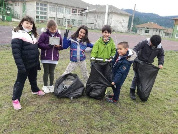 Децата на Момчиловци в акция за почистване по повод Деня на Земята