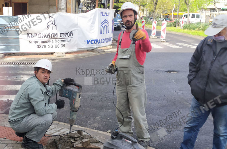 Отново поставихме каруцата пред коня,ЕВН ремонтират новите тротоари,след като премахнаха ненужни стълбове