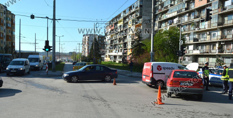 Водач на Опел пострада при катастрофа с автомобил на куриерска фирма