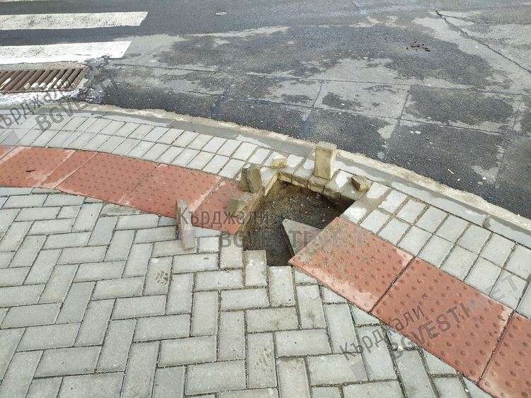 Отново поставихме каруцата пред коня,ЕВН ремонтират новите тротоари,след като премахнаха ненужни стълбове