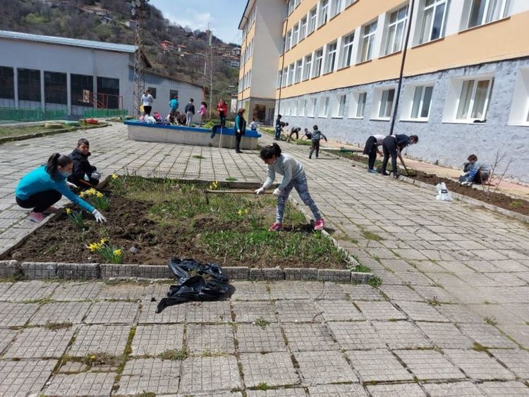 Над 200 ученици и учители от община Баните чистиха и садиха дръвчета