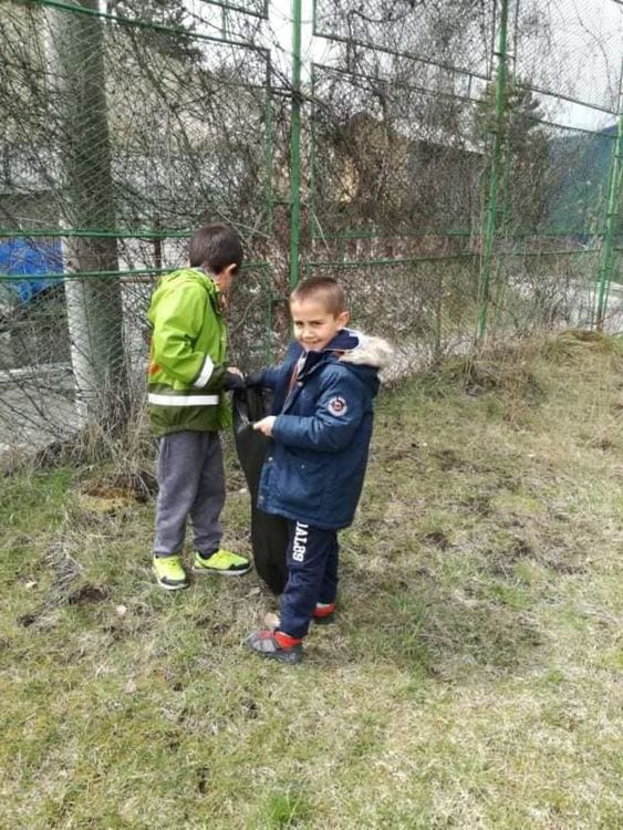 Децата на Момчиловци в акция за почистване по повод Деня на Земята