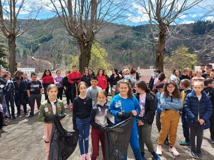 Над 200 ученици и учители от община Баните чистиха и садиха дръвчета