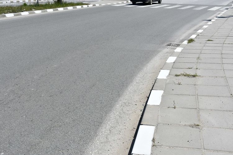 Освежиха бордюрите по главни улици в Асеновград 