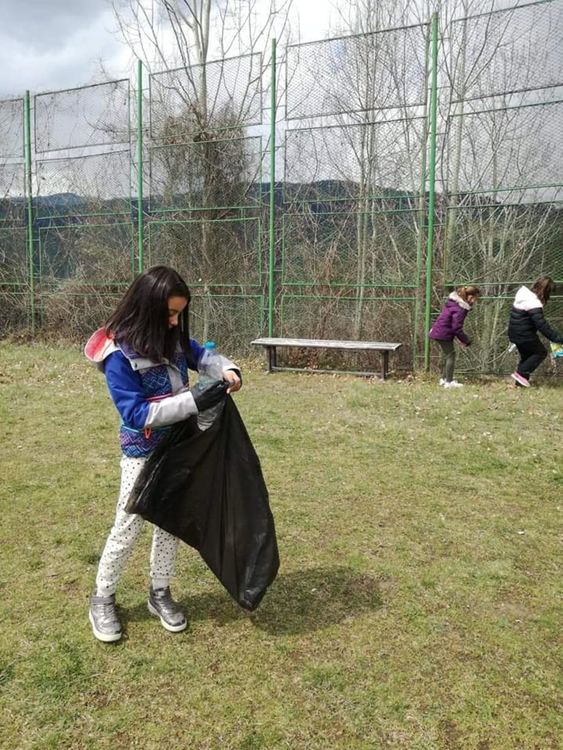 Децата на Момчиловци в акция за почистване по повод Деня на Земята